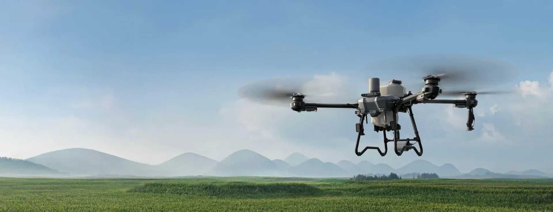 Drone agrícola DJI Agras T25P sobrevoando a lavoura