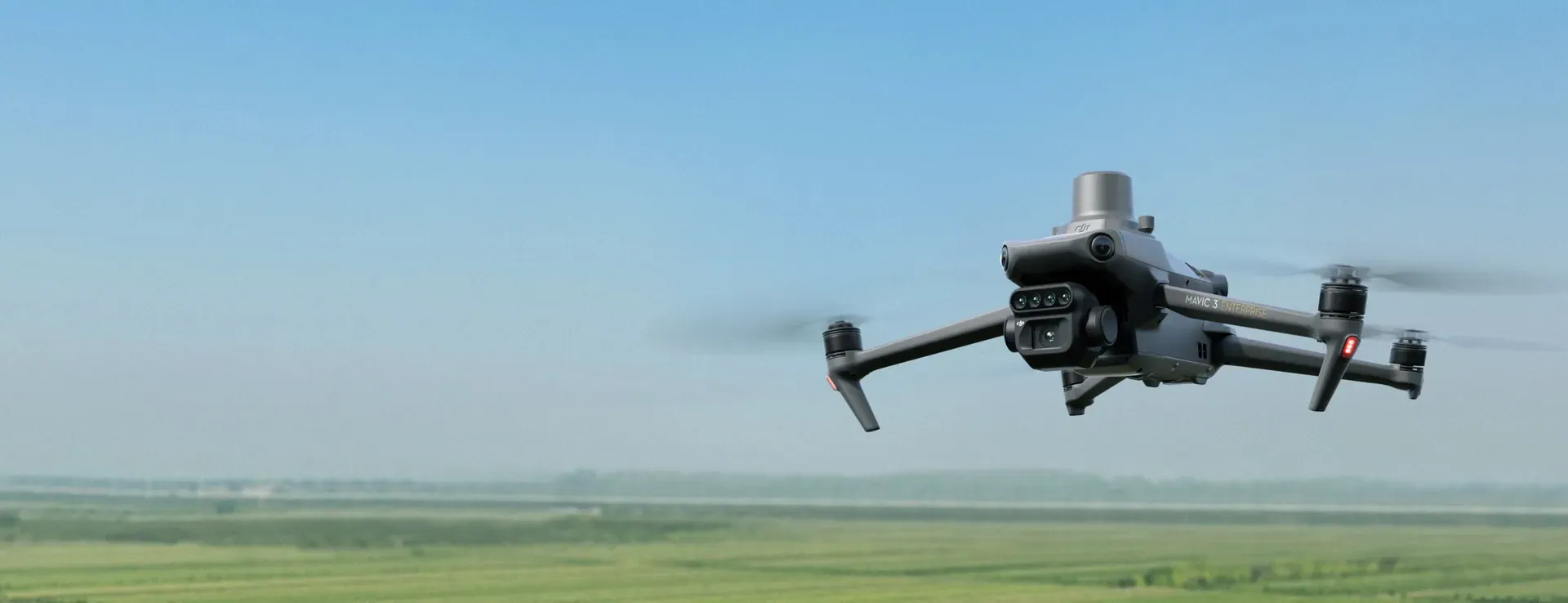 Drone DJI Mavic 3M de mapeamento multiespectral sobre a lavoura